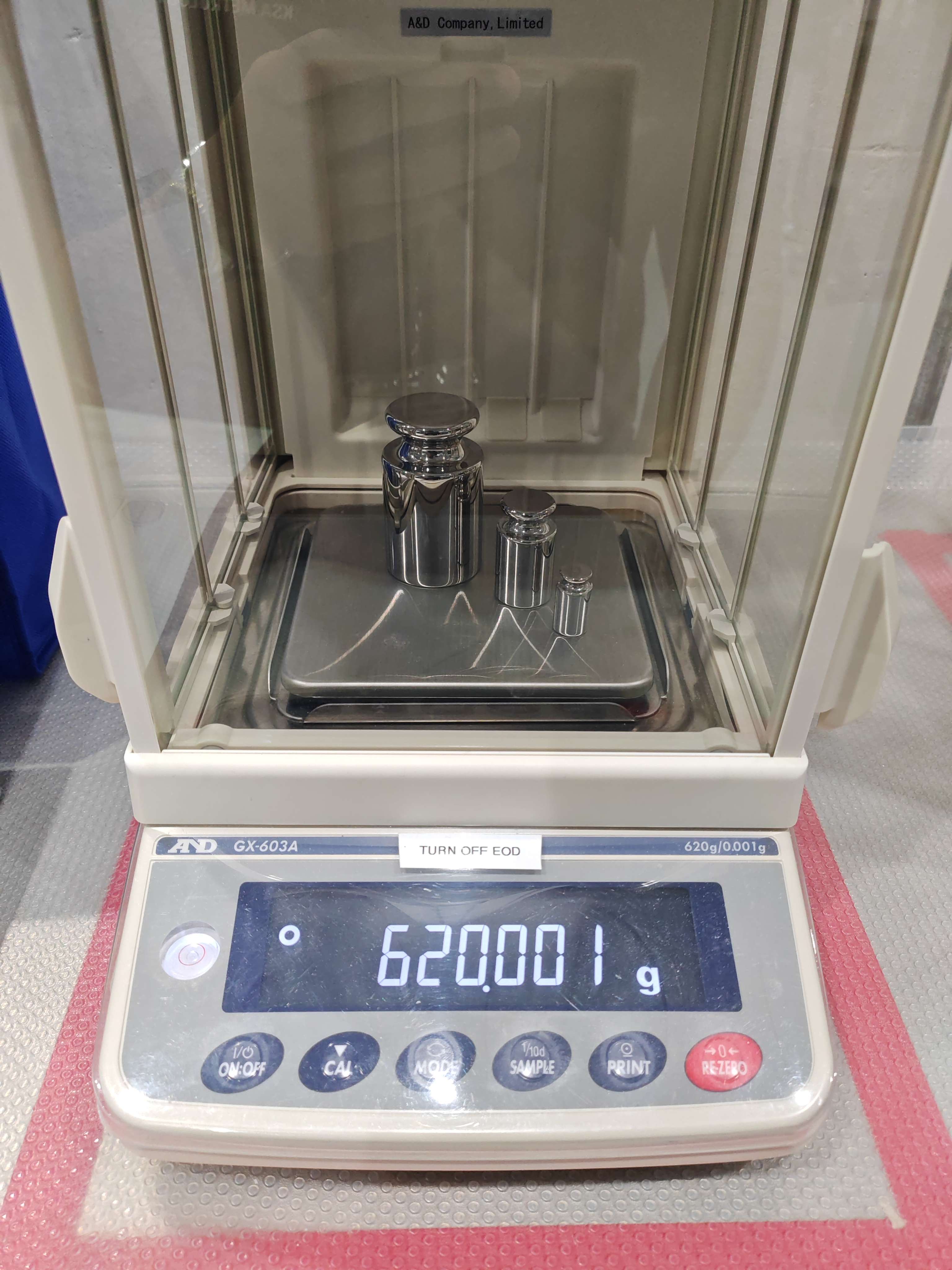 Precision balance calibration with certified weights